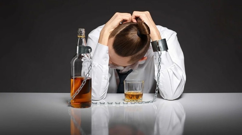 Женский алкоголизм не лечится: правда или миф?
