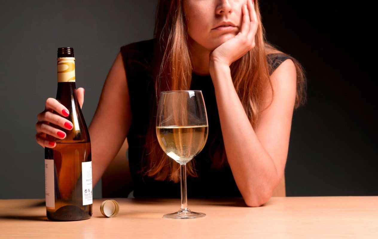 Женский алкоголизм не лечится: правда или миф?